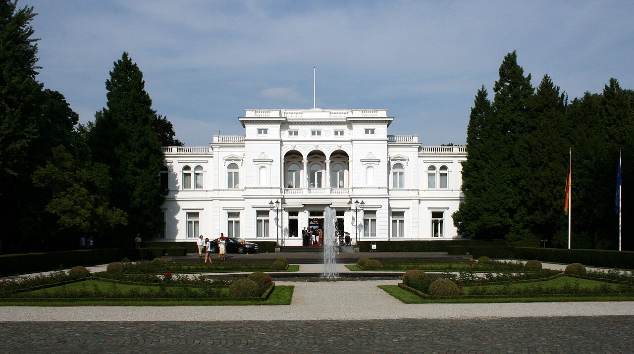 Villa Hammerschmidt Foto: Sir James, CC BY-SA 3.0, via Wikimedia Commons; https://upload.wikimedia.org/wikipedia/commons/f/fa/Villa_Hammerschmidt_Bonn_Seite_Adenauerallee_20080831.jpg