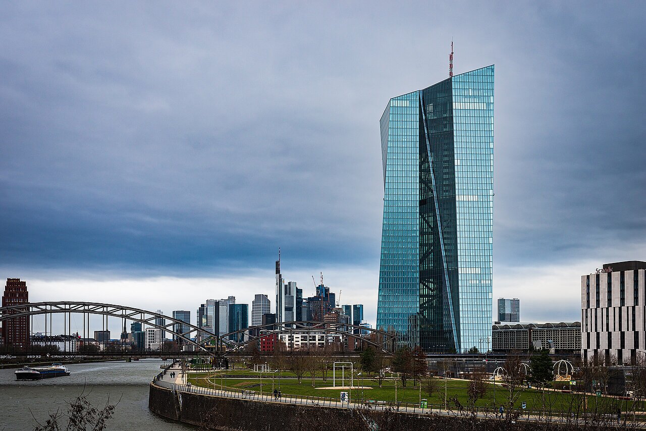 Europäische Zentralbank, Urheber: Norbert Nagel, https://commons.wikimedia.org/wiki/File:European_Central_Bank_Frankfurt_Germany_18_Feb_2023.jpg, CC BY-SA 4.0