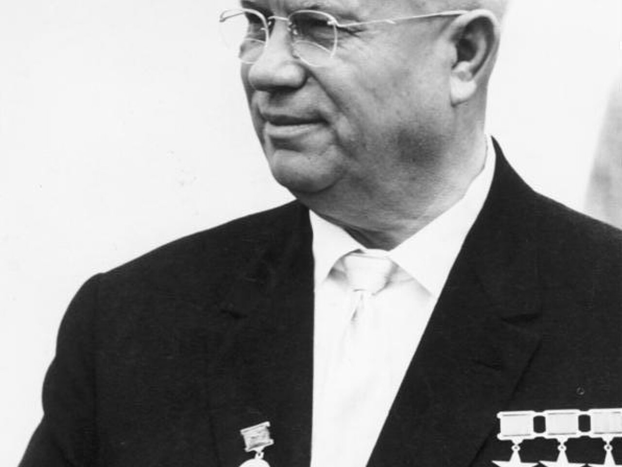 Foto: Bundesarchiv, Bild 183-B0628-0015-035 / Heinz Junge / CC-BY-SA 3.0, via Wikimedia Commons <https://commons.wikimedia.org/wiki/File:Bundesarchiv_Bild_183-B0628-0015-035,_Nikita_S._Chruschtschow.jpg>
