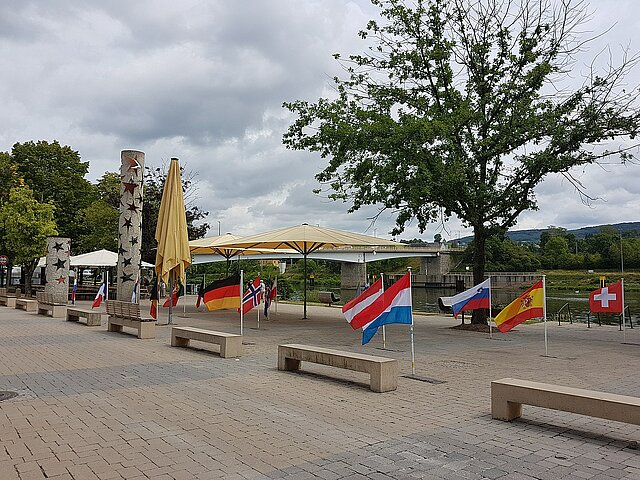 Gemeinde Schengen, Luxemburg - EU-Flaggen Foto: Asurnipal, CC BY-SA 4.0 <https://creativecommons.org/licenses/by-sa/4.0>, via Wikimedia Commons <https://commons.wikimedia.org/wiki/File:Luxembourg-Schengen-Moselle-EU-flags-01ASD.jpg>