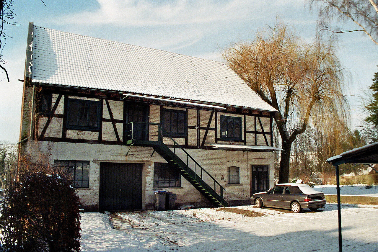 Ehemalige Werkstatt von Konrad Zuse in Neukirchen (Haunetal). Foto: Berthold Wagner, CC BY-SA 3.0, via Wikimedia Commons; https://upload.wikimedia.org/wikipedia/commons/9/98/Zuse-Werkstatt-Neukirchen-Jan-2010.jpg