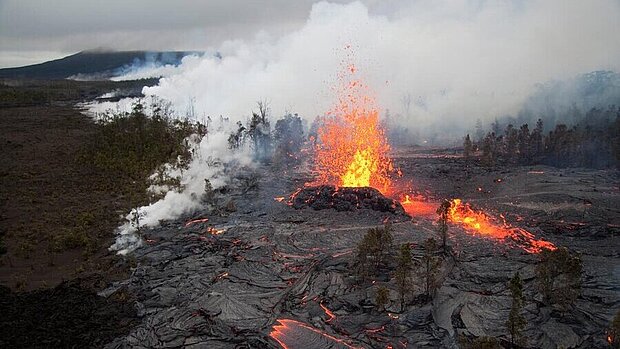 Landschaft auf Hawaii. Foto: https://commons.wikimedia.org/wiki/File:Kamoamoa_2011-03-07_spatter_rampart.jpg, ausgeschnitten von HLZ, CC0 1.0