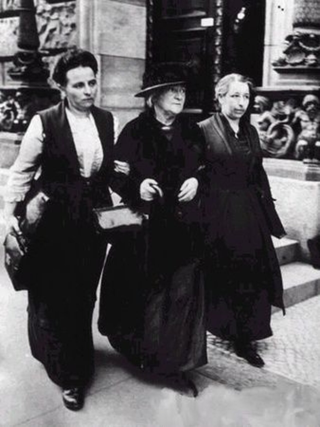 Mathilde Wurm (r.), Lore Agnes (l.) und Clara Zetkin (m.) vor dem Reichstag in Berlin (1919). Foto: Public domain, via Wikimedia Commons; https://upload.wikimedia.org/wikipedia/commons/5/5a/Agnes%2C_Zetkin_%26_Wurm_%281919%29.jpg