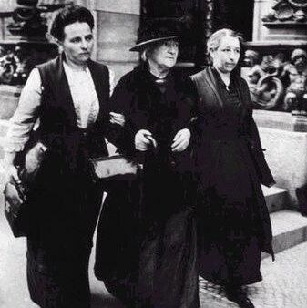 Mathilde Wurm (r.), Lore Agnes (l.) und Clara Zetkin (m.) vor dem Reichstag in Berlin (1919). Foto: Public domain, via Wikimedia Commons; https://upload.wikimedia.org/wikipedia/commons/5/5a/Agnes%2C_Zetkin_%26_Wurm_%281919%29.jpg