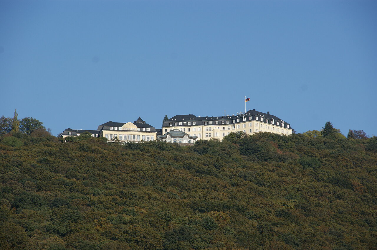 Der Petersberg in Königswinter mit Bundesgästehaus. Foto: Tohma, CC BY-SA 4.0, via Wikimedia Commons; https://upload.wikimedia.org/wikipedia/commons/e/ec/Petersberg.jpg