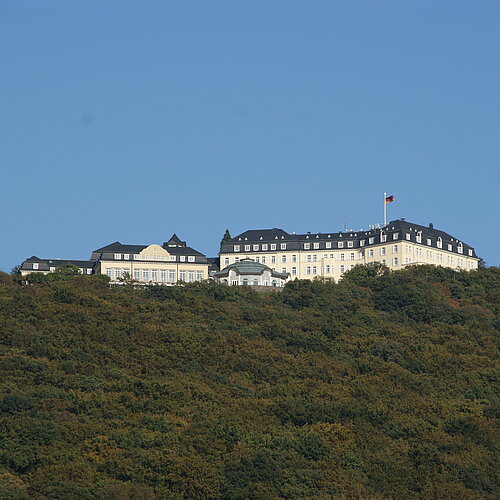 Der Petersberg in Königswinter mit Bundesgästehaus. Foto: Tohma, CC BY-SA 4.0, via Wikimedia Commons; https://upload.wikimedia.org/wikipedia/commons/e/ec/Petersberg.jpg