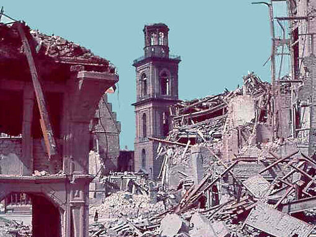 Blick aus der Braubachstraße auf Paulsplatz und Paulskirche im Frühsommer 1944; Foto: Historisches Museum Frankfurt PhD.00088