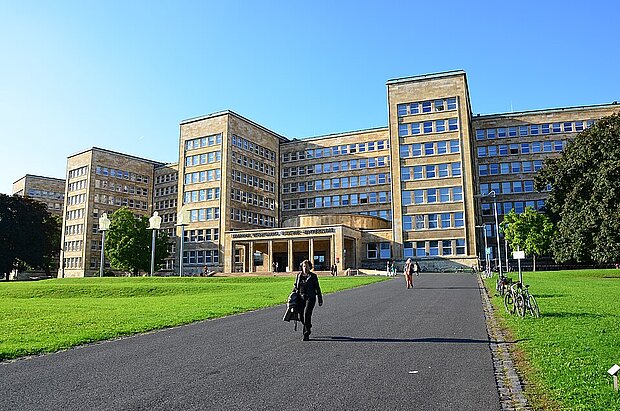 Foto: I.G.-Farben-Haus, Valentin Betzer, I.G.-Farben-Haus, CC BY-SA 3.0