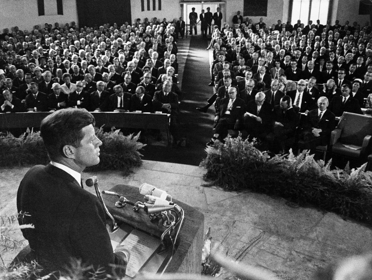 John F. Kennedy spricht in der Paulskirche in Frankfurt. © picture alliance / AP Images | Helmuth Lohmann