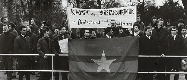 Demonstration Anti-Vietnam, Frankfurt Opernplatz; Foto: bpk-Fotoarchiv / Abisag Tüllmann Demonstration Anti-Vietnam, Frankfurt Opernplatz; Foto: bpk-Fotoarchiv / Abisag Tüllmann