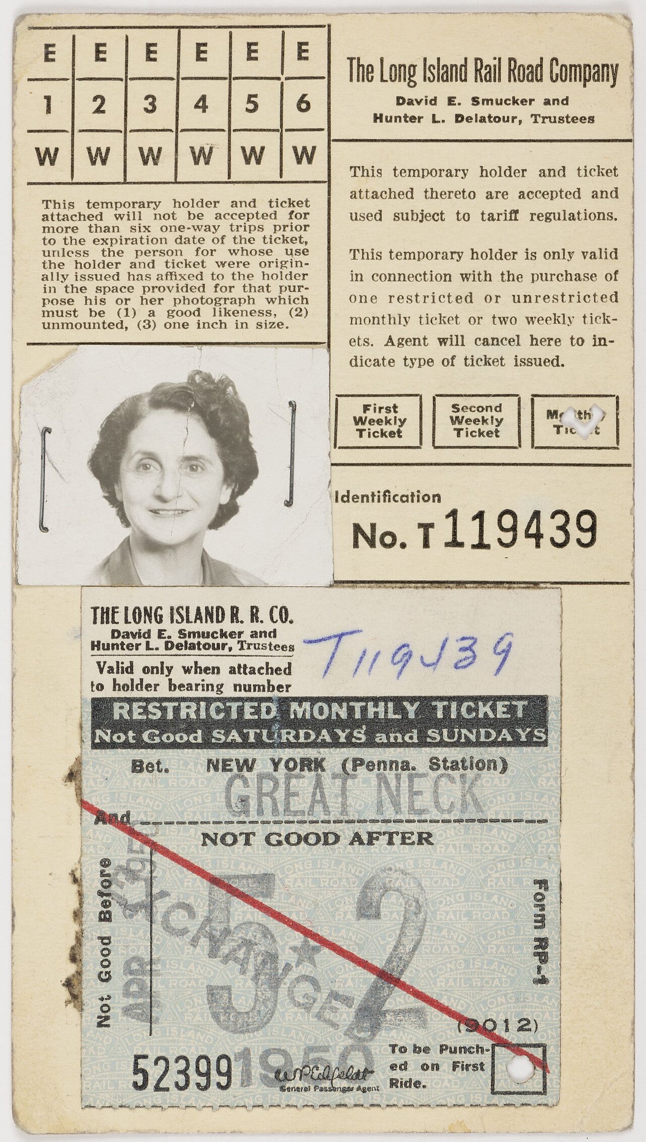 Farbfoto: Papierstück mit persönlichen Angaben und einem Passfoto einer Frau mittleren Alters.