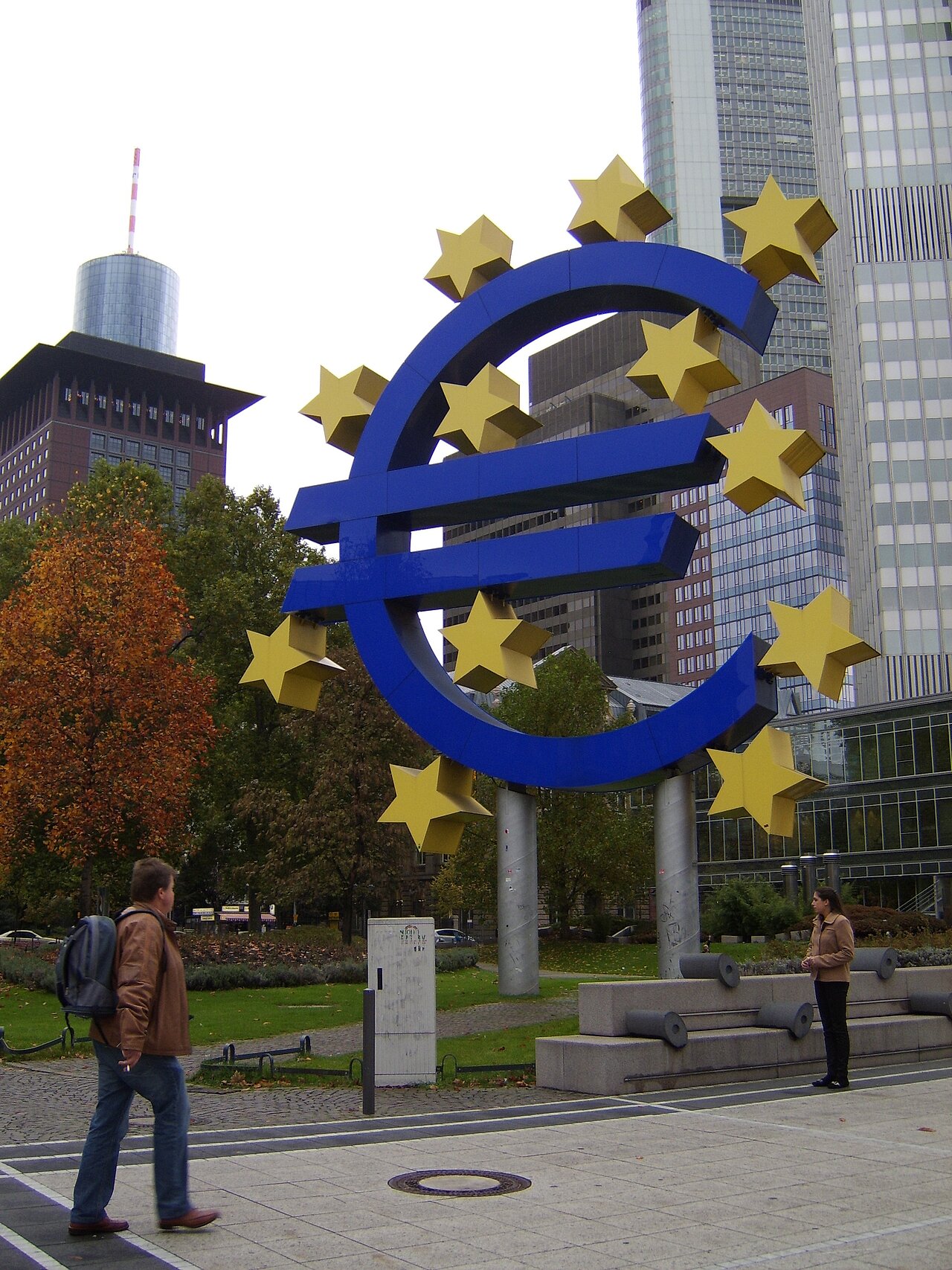 Euro-Skulptur in Frankfurt am Main. Ypsilonatshared, Public domain, via Wikimedia Commons https://upload.wikimedia.org/wikipedia/commons/b/b1/Euro_sign_Frankfurt.jpg