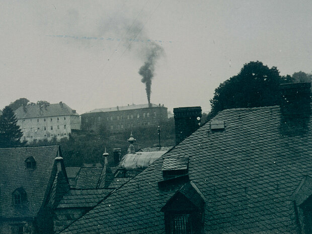 Rauchender Schornstein der ehemaligen Landesheilanstalt/Tötungsanstalt Hadamar, 1941, Foto: Gedenkstätte Hadamar, Sammlung, FS 4 Rauchender Schornstein der ehemaligen Landesheilanstalt/Tötungsanstalt Hadamar, 1941, Foto: Gedenkstätte Hadamar, Sammlung, FS 4