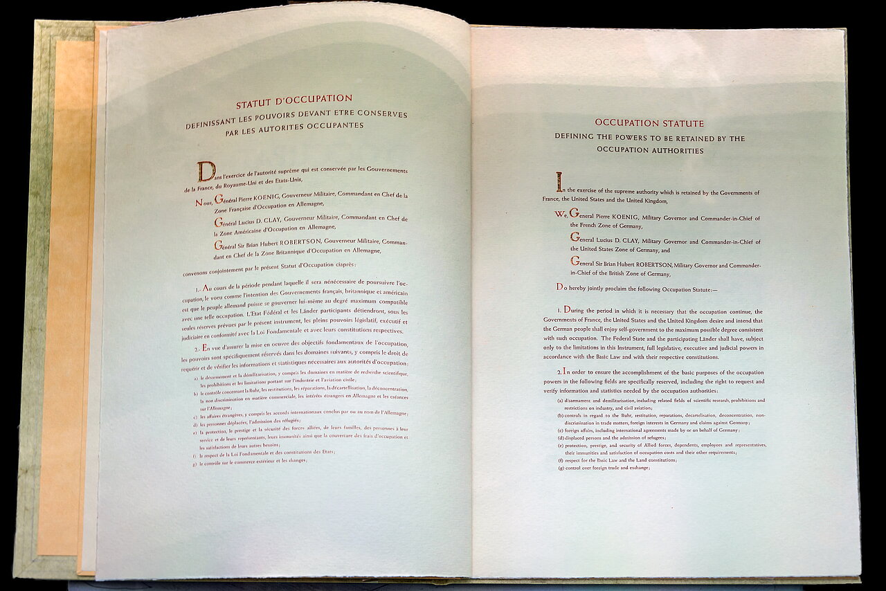 Das Besatzungsstatut im Original, ausgestellt im Haus der Geschichte in Bonn. Foto: Rabax63, CC BY-SA 4.0, via Wikimedia Commons; https://upload.wikimedia.org/wikipedia/commons/2/25/Besatzungsstatut_Bundesrepublik_Deutschland.jpg