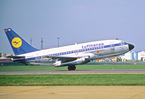 Lufthansa Boeing 737. Foto: Aero Icarus from Zürich, Switzerland, CC BY-SA 2.0, via Wikimedia Commons: https://upload.wikimedia.org/wikipedia/commons/9/9f/Lufthansa_Boeing_737-100%3B_D-ABEB%2C_April_1980_CAT_%285884282880%29.jpg