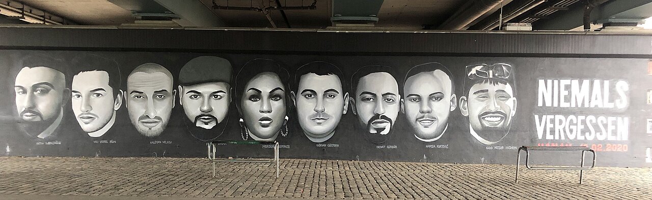 Gedenkbild für die Opfer des Anschlags in Hanau unter der Frankfurter Friedensbrücke, Bild: HLZ