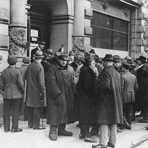 Ausgabe der neuen Rentenmark am 15.11.1923 in der Oberwallstraße in Berlin Bundesarchiv, Bild 183-H29263 / CC-BY-SA 3.0, CC BY-SA 3.0 DE <https://creativecommons.org/licenses/by-sa/3.0/de/deed.en>, via Wikimedia Commons