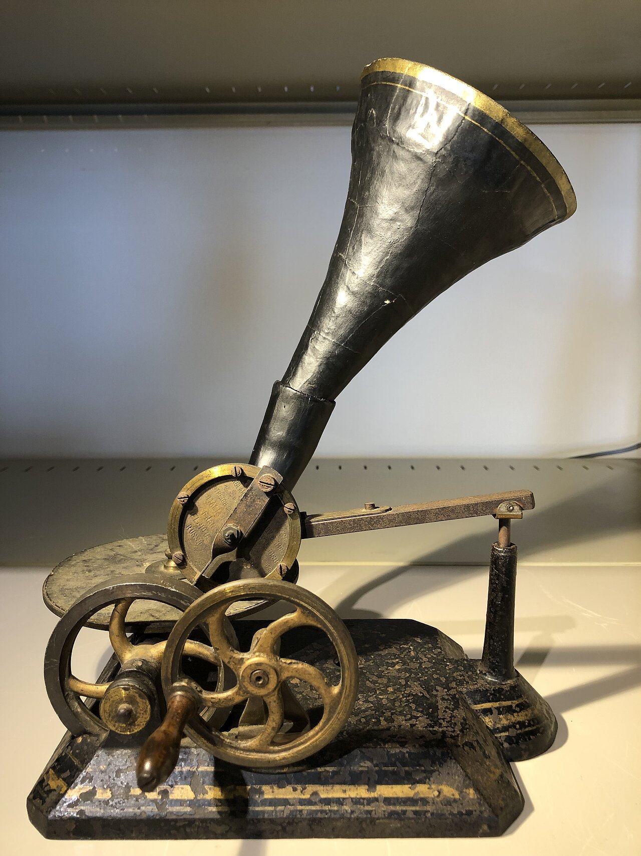 Spielzeug-Grammophon von Emile Berliner aus dem Jahr 1889. Foto: Dr. Nipper, CC BY-SA 4.0, via Wikimedia Commons; https://upload.wikimedia.org/wikipedia/commons/5/58/Toy_Gramophone_Kaemmer_und_Reinhardt.jpg