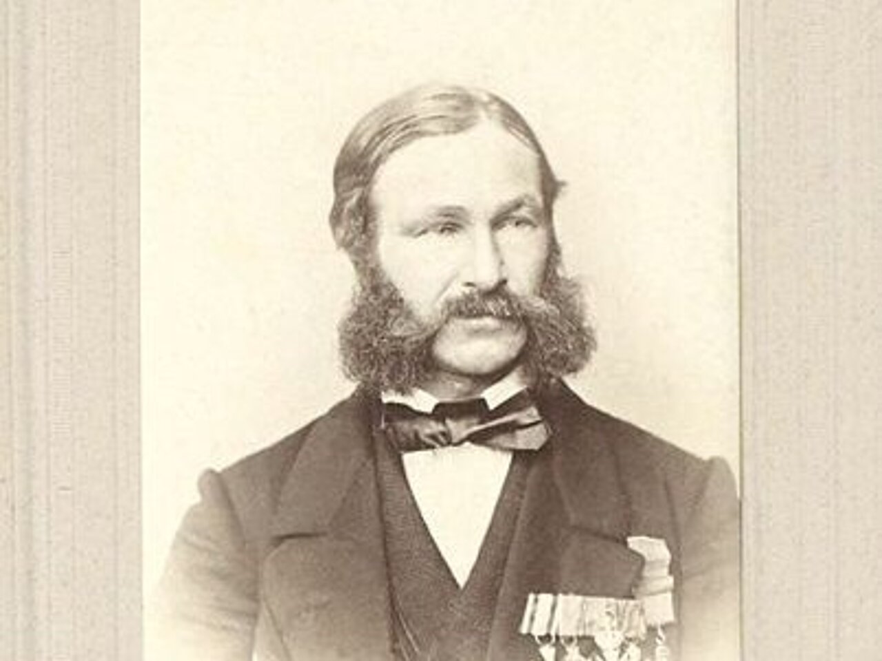 Foto: Hermann Günter (?) Upload, stitch and restoration by Jebulon, Public domain, via Wikimedia Commons <https://commons.wikimedia.org/wiki/File:Heinrich_Barth_H.G%C3%BCnter_BNF_Gallica.jpg>
