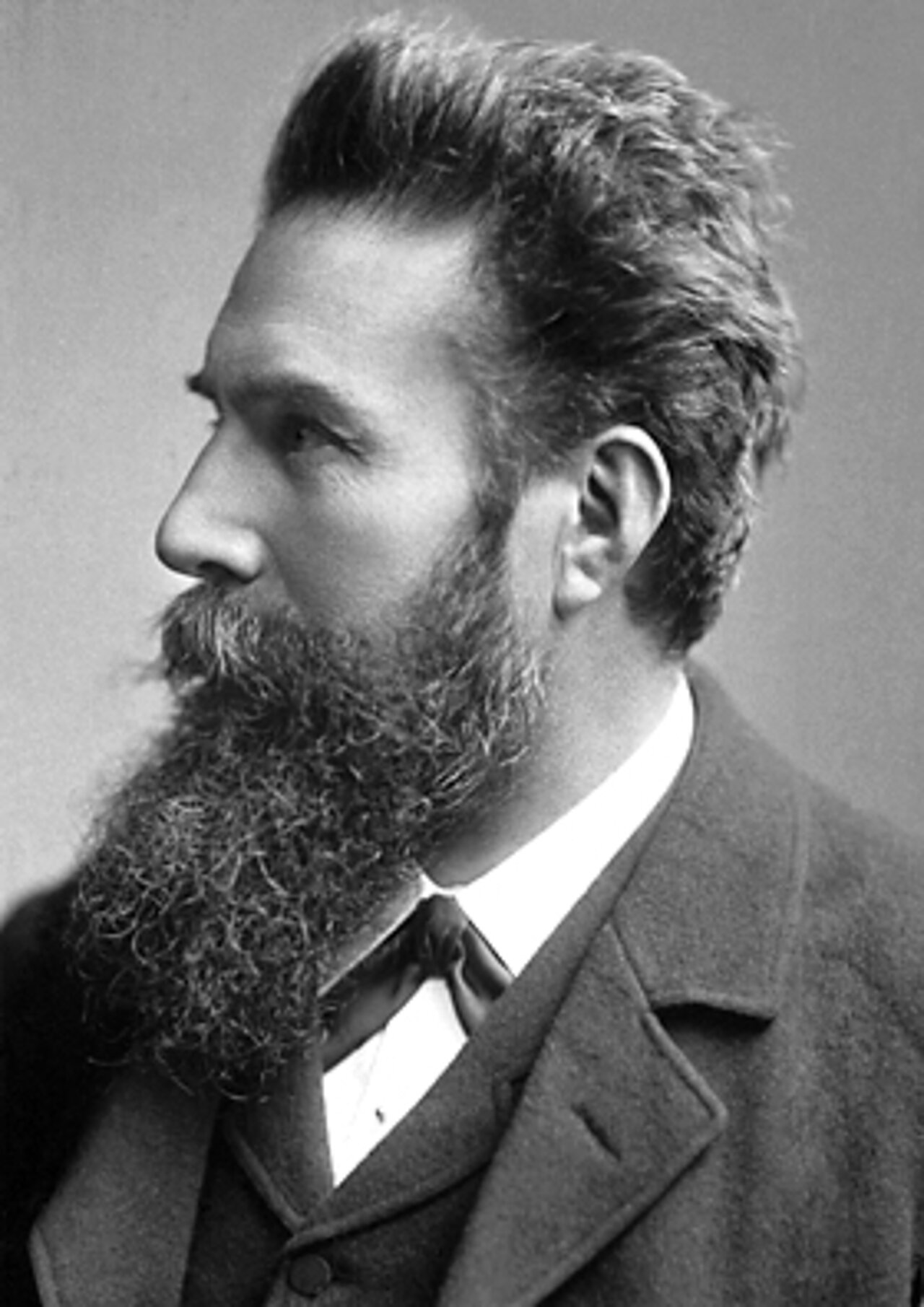 Portrait von Wilhelm Röntgen. Foto: Nobel foundation, Public domain, via Wikimedia Commons <https://commons.wikimedia.org/wiki/File:WilhelmR%C3%B6ntgen.JPG>