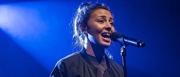 Sängerin Namika; als gemeinfrei gekennzeichnet, Urheber: Stefan Brending, https://commons.wikimedia.org/wiki/File:2016_Namika_-_by_2eight_-_DSC8032.jpg?uselang=de, CC BY-SA 3.0 DE