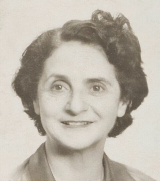 Schwarz-weiß-Foto: Historisches Portrait einer Frau mittleren Alters.