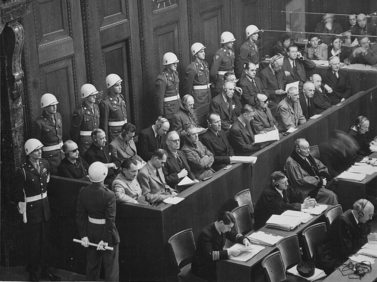 Foto: Ray D’Addario, Public domain, via Wikimedia Commons <https://commons.wikimedia.org/wiki/File:Nuremberg_Trials._Looking_down_on_defendants_dock,_circa_1945-1946._-_NARA_-_540127.jpg>