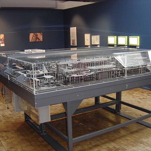 Nachbau des Z1 im deutschen Technikmuseum in Berlin. Foto: ComputerGeek, CC BY-SA 3.0, via Wikimedia Commons; https://upload.wikimedia.org/wikipedia/commons/e/e5/Zuse_Z1-2.jpg