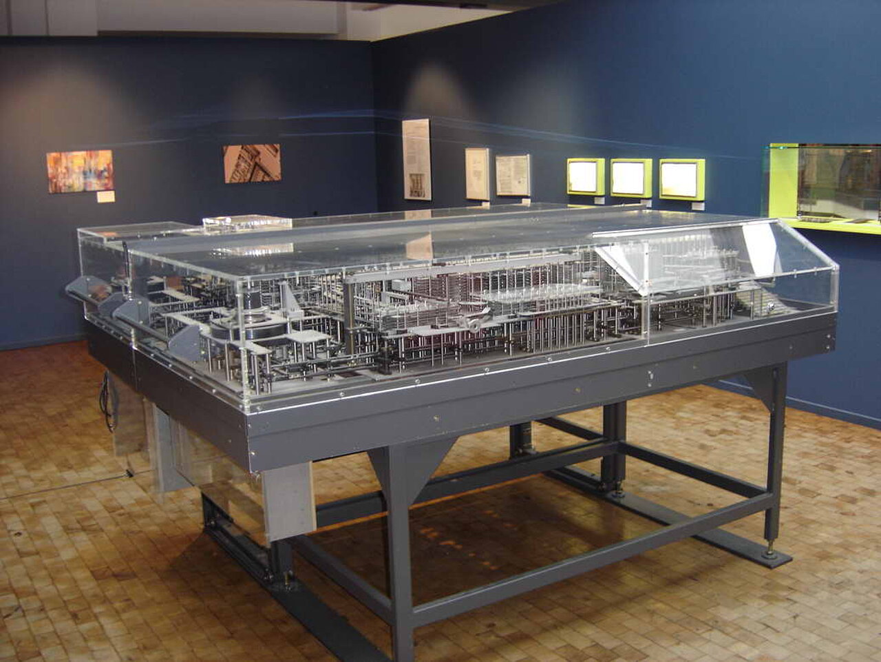 Nachbau des Z1 im deutschen Technikmuseum in Berlin. Foto: ComputerGeek, CC BY-SA 3.0, via Wikimedia Commons; https://upload.wikimedia.org/wikipedia/commons/e/e5/Zuse_Z1-2.jpg