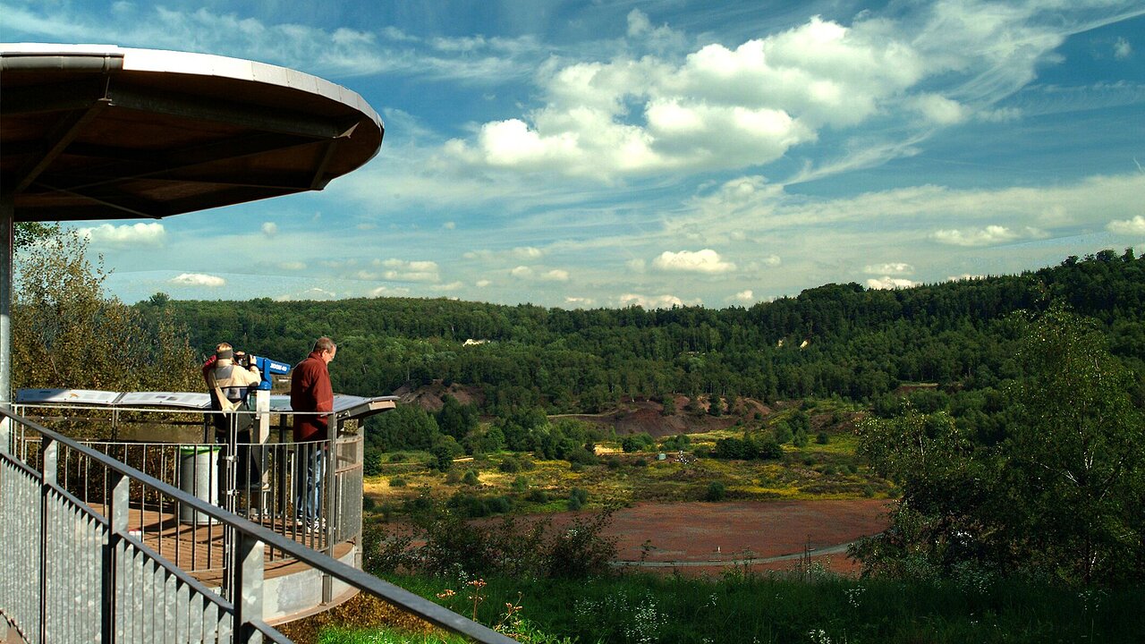 Besucher-Plattform an der Grube Messel; Foto: Welterbe Grube Messel / Kohls