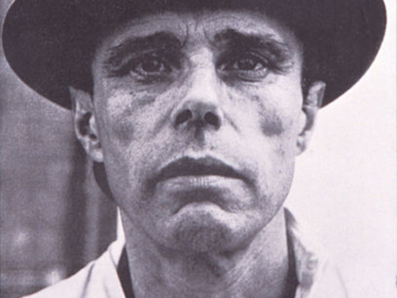 Foto: Ronald Feldman Fine Arts, CC BY-SA 3.0 http://creativecommons.org/licenses/by-sa/3.0/, via Wikimedia Commons <https://commons.wikimedia.org/wiki/File:Beuys-Feldman-Gallery.jpg>