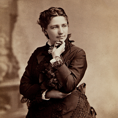 Victoria Woodhull. Bradley & Rulofson, 429 Montgomery Street, San Francisco, Public domain, via Wikimedia Commons; https://upload.wikimedia.org/wikipedia/commons/d/d0/Victoria-Woodhull-by-Bradley-%26-Rulofson.png