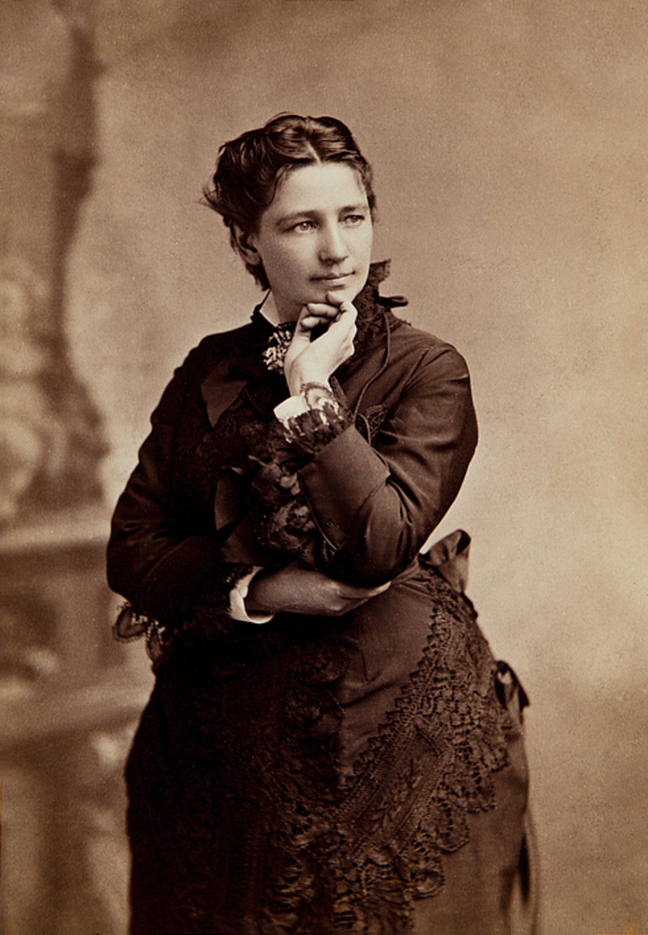 Victoria Woodhull. Bradley & Rulofson, 429 Montgomery Street, San Francisco, Public domain, via Wikimedia Commons; https://upload.wikimedia.org/wikipedia/commons/d/d0/Victoria-Woodhull-by-Bradley-%26-Rulofson.png