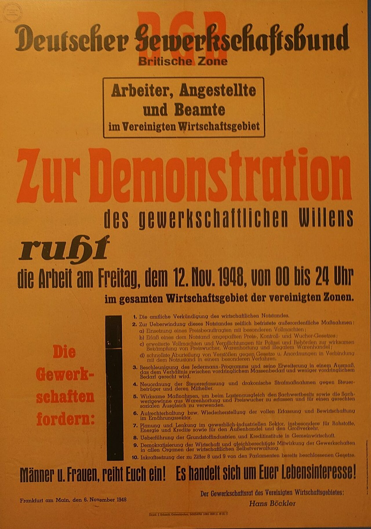 Farbfoto: Antikes Plakat mit Aufruf zur Demonstration.