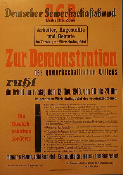 Farbfoto: Antikes Plakat mit Aufruf zur Demonstration.