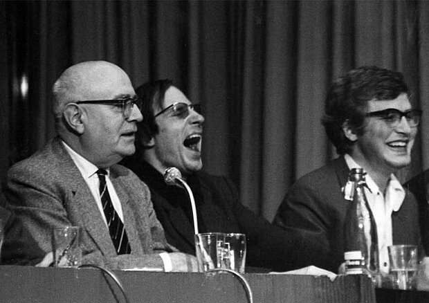 Theodor W. Adorno und die Brüder Frank und Karl-Dietrich Wolff (v.l.n.r.); Foto: Barbara Klemm Theodor W. Adorno und die Brüder Frank und Karl-Dietrich Wolff (v.l.n.r.); Foto: Barbara Klemm