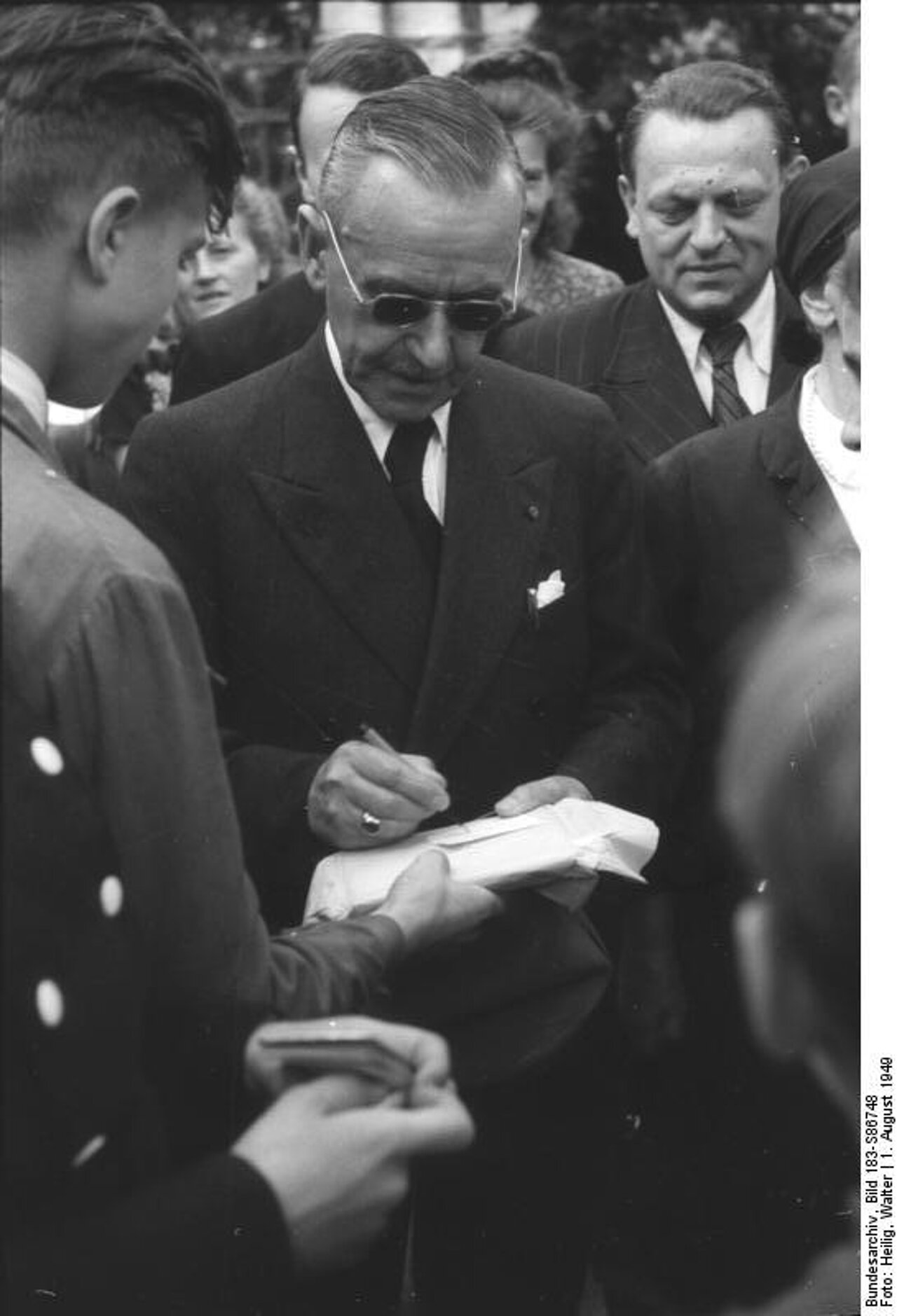 Thomas Mann gibt bei einem Besuch in Weimar 1949 ein Autogramm. Bild 183-S86748 / Fotograf: Walter Heilig