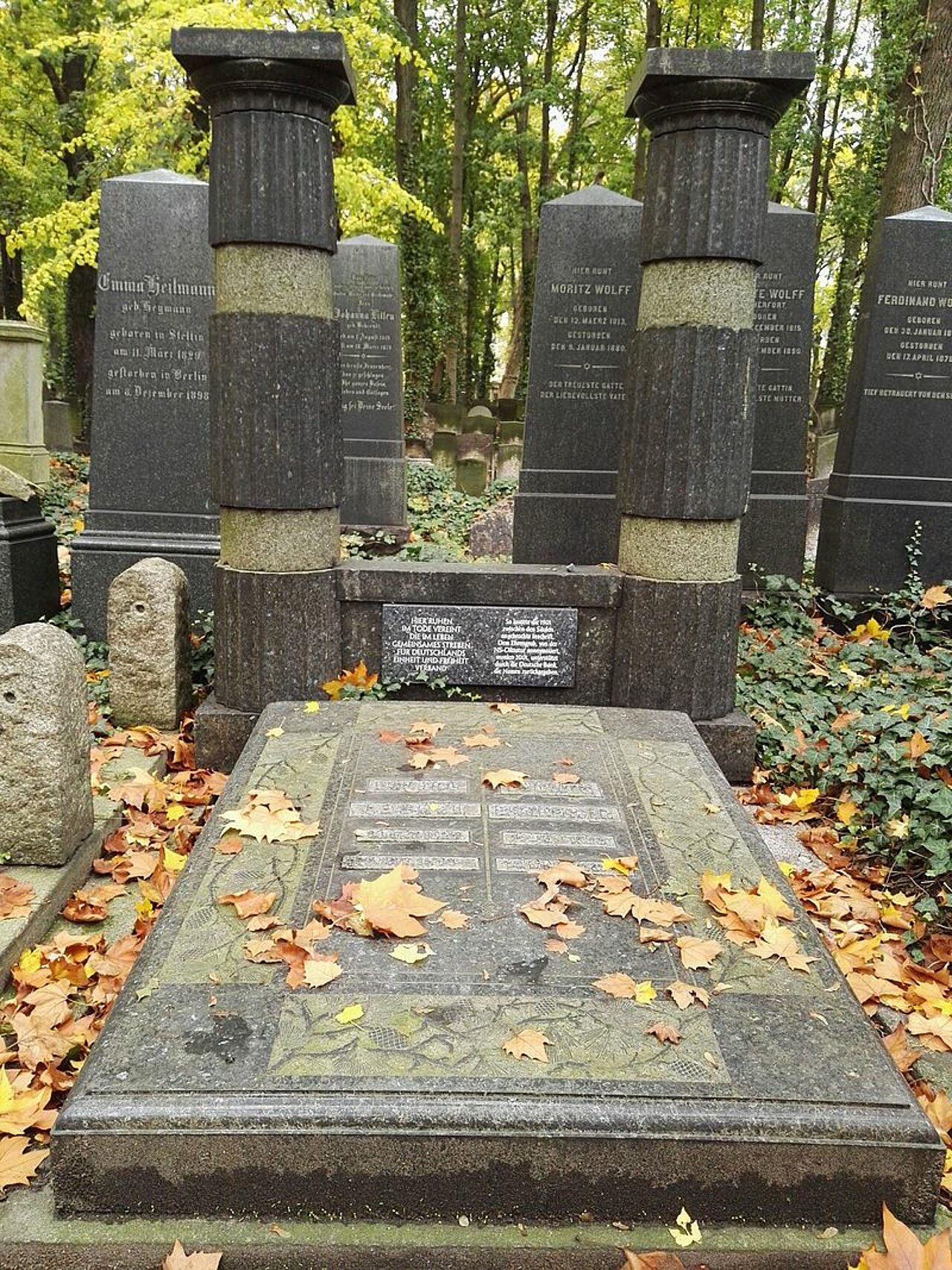 Grab von Ludwig Bamberger auf dem Jüdischen Friedhof in der Schönhauser Allee in Berlin, Von Z thomas - Eigenes Werk, CC BY-SA 3.0, https://commons.wikimedia.org/w/index.php?curid=52849357