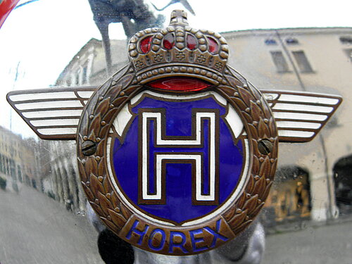 Farbfoto: Horex-Logo in Blau mit großem "H", einer Krone und Flügeln.