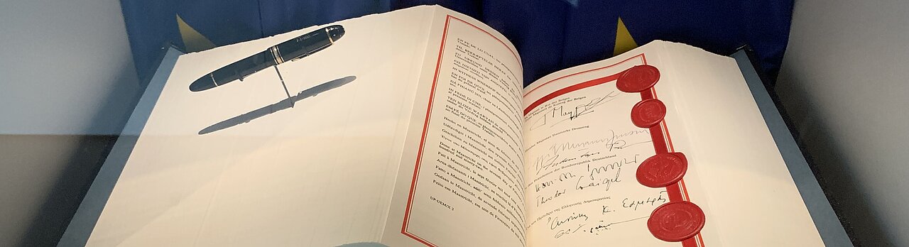 Der Vertrag von Maastricht. User:Mateus2019 (https://commons.wikimedia.org/wiki/File:GER_—_BY_—_Regensburg_-_Donaumarkt_1_(Museum_der_Bayerischen_Geschichte;_Vertrag_von_Maastricht).JPG), „GER — BY — Regensburg - Donaumarkt 1 (Museum der Bayerischen Geschichte; Vertrag von Maastricht)“, ausgeschnitten von HLZ, CC BY 2.0 DE