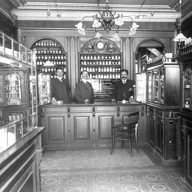 Die Hirsch-Apotheke auf der Zeil in Frankfurt/Main ungefähr zur Zeit der Firmengründung. Foto: Fresenius AG, Public domain, via Wikimedia Commons; https://upload.wikimedia.org/wikipedia/commons/9/9b/Die_Hirsch-Apotheke.jpg