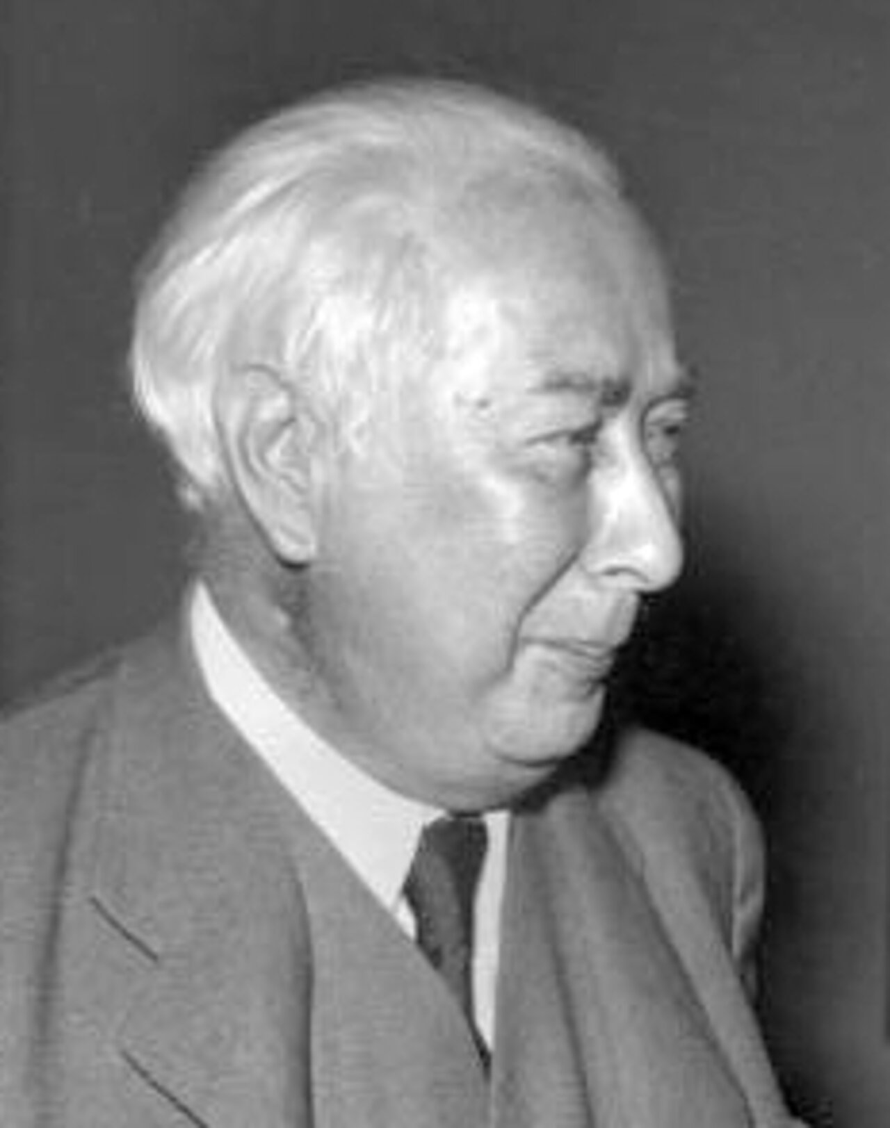 Theodor Heuss. Foto: Bundesarchiv, Bild 146-1983-098-20 / CC-BY-SA 3.0, CC BY-SA 3.0 DE, via Wikimedia Commons; https://upload.wikimedia.org/wikipedia/commons/a/a7/Bundesarchiv_Bild_146-1983-098-20a%2C_Heuss.jpg