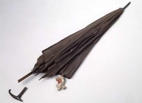 Regenschirm mit abgebrochenem Griff Foto: https://blog.historisches-museum-frankfurt.de/wp-content/uploads/2020/09/historisches-museum-frankfurt-regenschirm-von-Henriette-Zobel.jpg