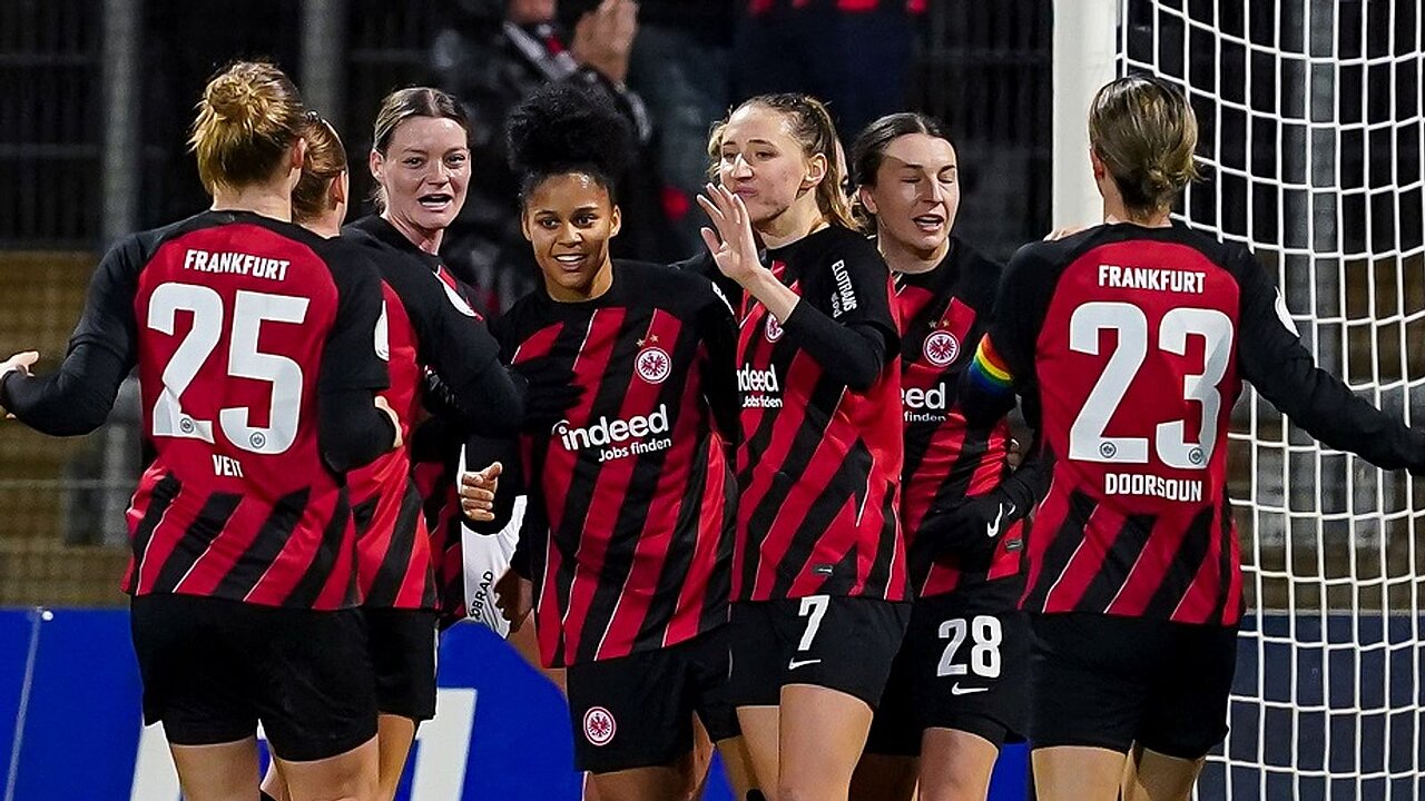 Die Frauenmannschaft von Eintracht Frankfurt; Foto: Credit IMAGO / Sports Press Photo