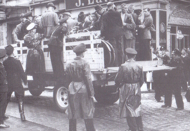 Razzia gegen Schwarzmarkthändler in der Großen Friedberger Straße, 1946 (ISG FFM, S7Ko Nr. 2407, Fred Kochmann).
