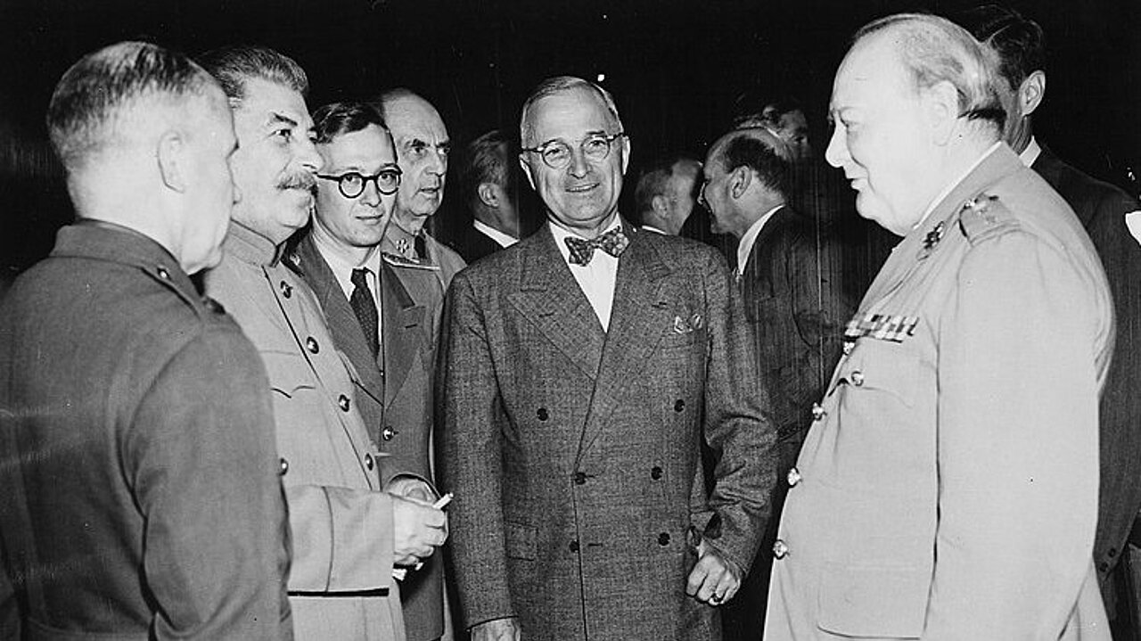 Bild: Bundesarchiv, Bild 183-29645-0001 / CC-BY-SA 3.0, Wikimedia Commons File: https://commons.wikimedia.org/wiki/File:Bundesarchiv_Bild_183-29645-0001,_Potsdamer_Konferenz,_Stalin,_Truman,_Churchill.jpg