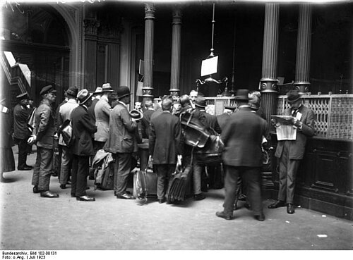 Berlin, Reichsbank, Geldtransport mit Taschen. Von Bundesarchiv, Bild 102-00131 / CC-BY-SA 3.0, CC BY-SA 3.0 de, https://commons.wikimedia.org/w/index.php?curid=5478687