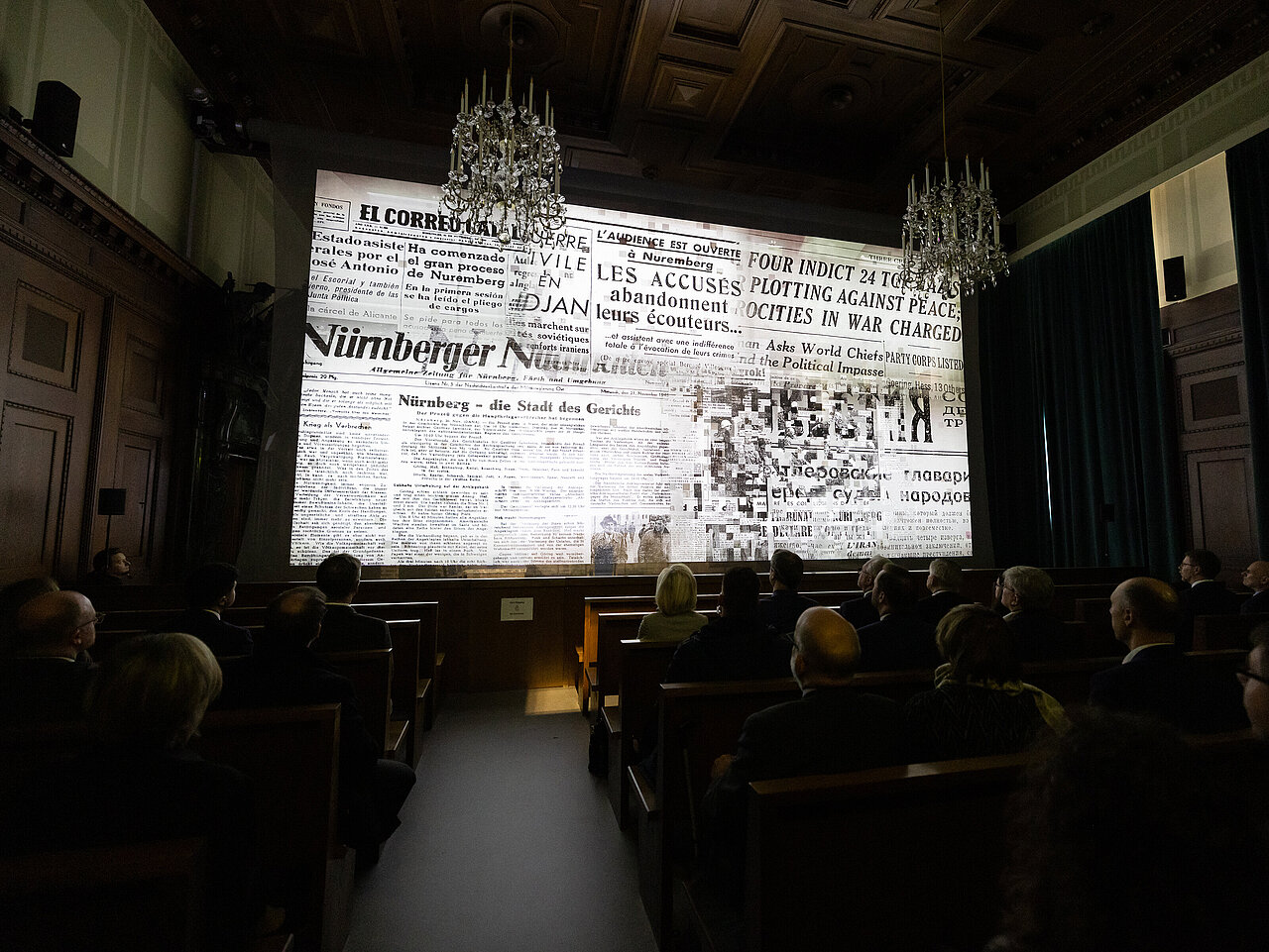 Medieninstallation Zeitreise Saal 600 in der Dauerausstellung, Bildnachweis: Museen der Stadt Nürnberg, Memorium Nürnberger Prozesse, Foto: Tim Händel
