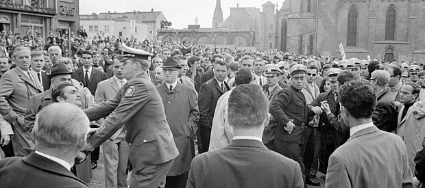 Bild: Institut für Stadtgeschichte Frankfurt, S7Wei Nr. 1854-20a, Kurt Weiner Polizeieinsatz bei einer Demonstration gegen den Vietnamkrieg während einer deutsch-amerikanischen Freundschaftswoche auf dem Frankfurter Römerberg; Bild: Institut für Stadtgeschichte Frankfurt, S7Wei Nr. 1854-20a, Kurt Weiner