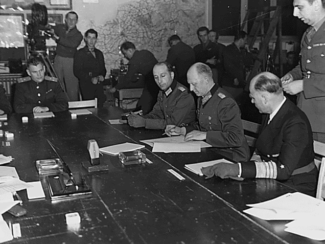 Generaloberst Alfred Jodl, zuvor von Karl Dönitz dazu autorisiert, unterzeichnet die bedingungslose Kapitulation der Wehrmacht am 7. Mai 1945 in Reims. Foto: Franklin D. Roosevelt Library (https://www.archives.gov) Wikimedia Commons File
